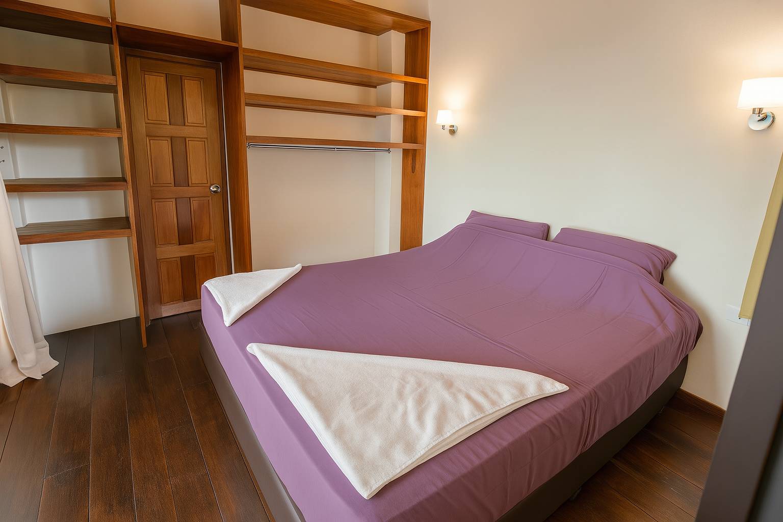 King bed with mosquito net and ocean glimpse – Jungle Villa