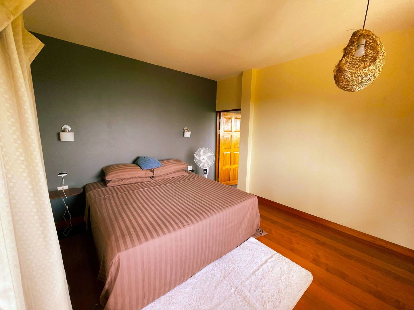 Second bedroom with garden view and twin beds – Canopy Residence