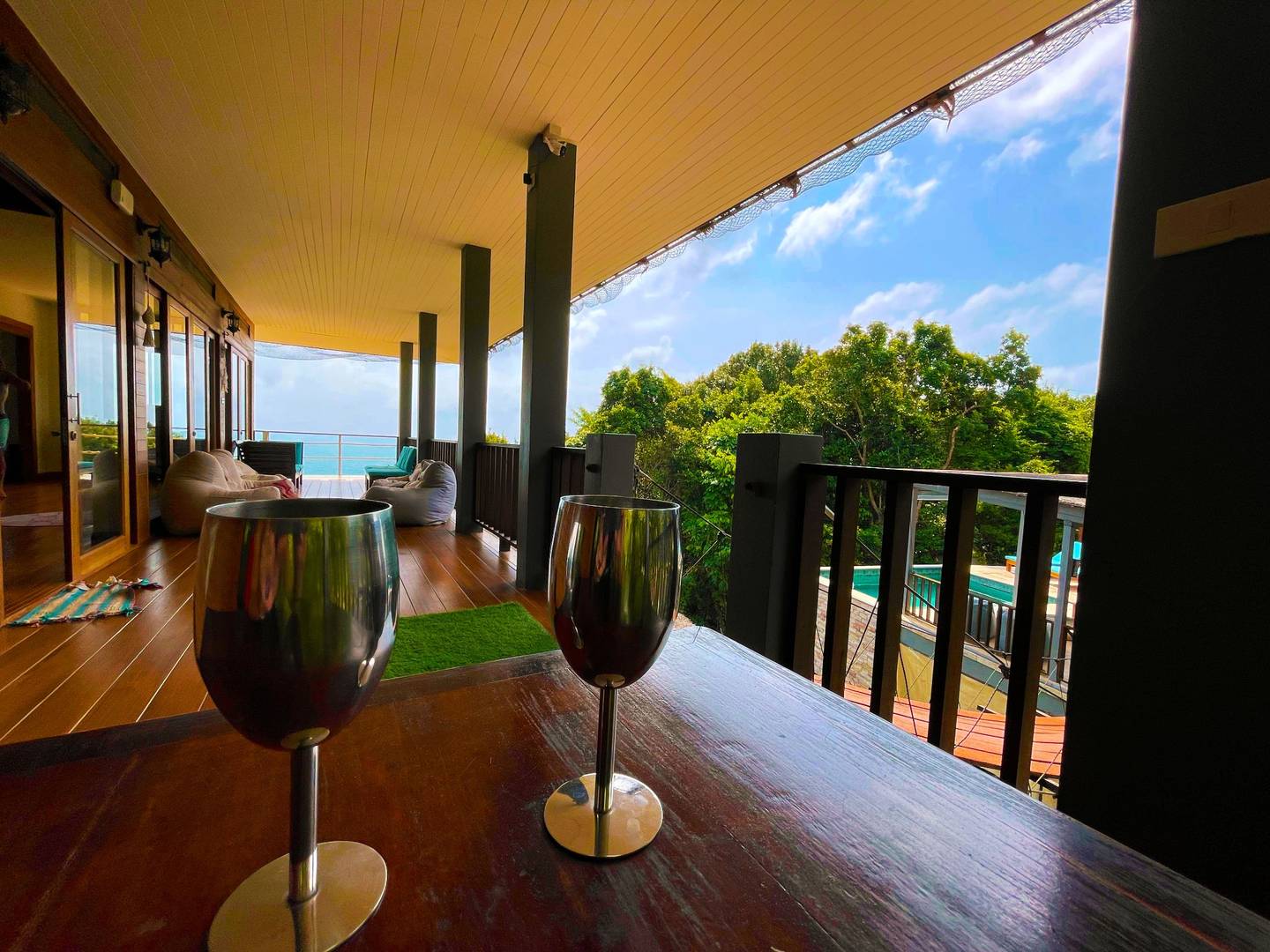 Drinks and breakfast bar in open kitchen – Canopy Residence